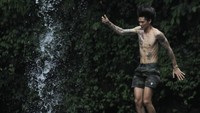 Mereka menguji adrenalin dengan melompat di Curug Tempuran setinggi 9 meter. Seru nih! (MTMA)