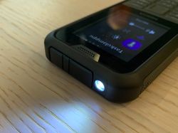 Nokia 800 Tough, Ponsel Badak yang Tahan Banting