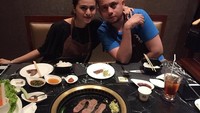 Pesta yakiniku kali ini bersama sang suami, Syafiq. Sebelum mulai memanggang daging, Asha memilih untuk pose manis dulu. Foto: instagram asha shara