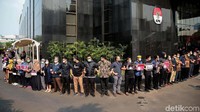 Massa berbaris mengelilingi gedung KPK.