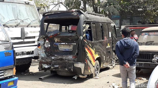 Bus Primajasa Tabrak Elf di GT Cikamuning, Penumpang Terjepit