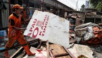 Seorang petugas PPSU nampak membongkar kios pedagang nasi kapau di Jalan Kramat Raya, Jakarta. Hal itu dilakukan karena kawasan tersebut masuk dalam program pelebaran trotoar.