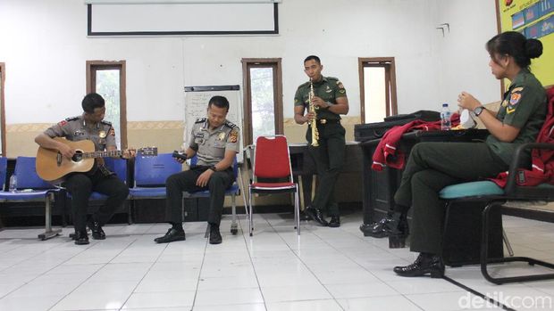 Berkenalan dengan Duakatakustik, Band TNI-Polri Asal Bandung