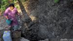 Alami Kekeringan, Warga Grobogan Mencari Air Hingga ke Hutan
