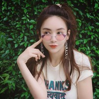 Postingan tersebut menampilkan video botol susu merah darah, foto darah membeku di atas piring Mengapa ada bekuan darah yang keluar, tulis Panward. Foto: Instagram