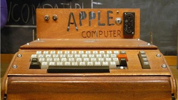 Steve Jobs, Steve Wozniak, dan Ronald Wayne menjadi sosok pendiri Apple. Microcomputer Apple I sendiri dirancang oleh Wozniak pada tahun 1975. Penjualan yang relatif sukses ikut mendorong lahirnya Apple II. (Foto: via Boredpanda.com)