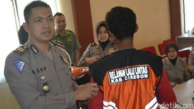 Prittt! Seratusan 'Pak Ogah' Kawal Lalin Pantura Cirebon