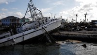 Kapal yang awalnya cantik ini jadi hancur berantakan. REUTERS/Marco Bello.