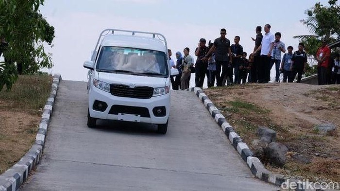 Presiden RI Joko Widodo Ikut Menjajal dan Meresmikan Mobil Esemka Bima. (Andhika Prasetia/detikcom)