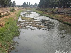 Penampakan Kanal Banjir Timur yang Surut Kala Musim Kemarau