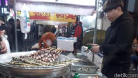 Sebagai muslim traveler dari Indonesia, kalau melihat logo halal MUI rasanya tenang kalau makan. Bisa dipastikan makanannya halal (Asep Syaifullah/detikcom)