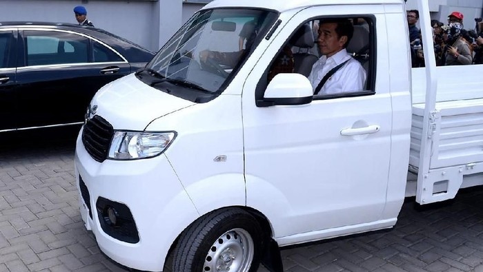 Presiden Joko Widodo (Jokowi) meninjau pabrik mobil Esemka di Boyolali, Jawa Tengah. Bahkan Jokowi tampak semringah saat menjajal pikap keluaran Esemka.
