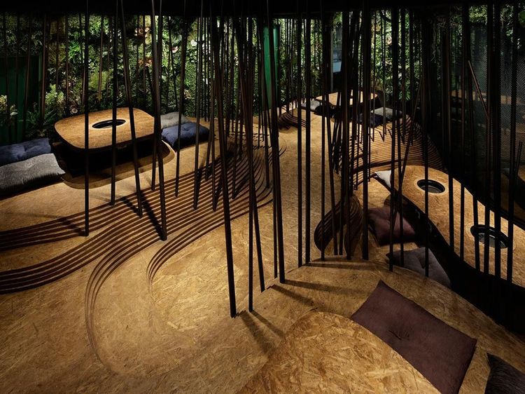 Pemandangan Keren di Restoran yang Memiliki Hutan dan Gua di Dalamnya