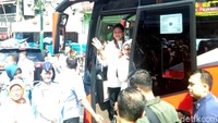 Iriana dan Mufidah Kalla nampak menyapa sejumlah warga usai berbelanja pakaian di Malioboro, Yogyakarta.
