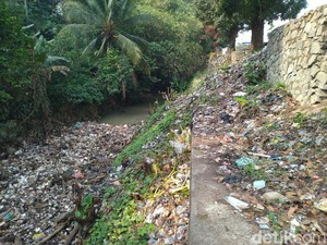 Pagi Ini Tumpukan Sampah Masih Terlihat di Kalibaru Bogor