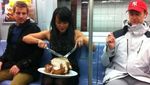 Gila Makan, Orang-orang Ini Tak Sabar Melahap Makanan Mereka