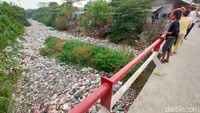 Pantauan detikcom di Jembatan Desa Mangunjaya, Tambun, Kabupaten Bekasi, Jumat (6/9/2019) tampak jelas tumpukan sampah masih memenuhi kali tersebut.