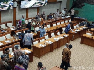 Sri Mulyani Tunggu Raker 6 Jam Tapi Ditunda, Ini Penjelasan DPR