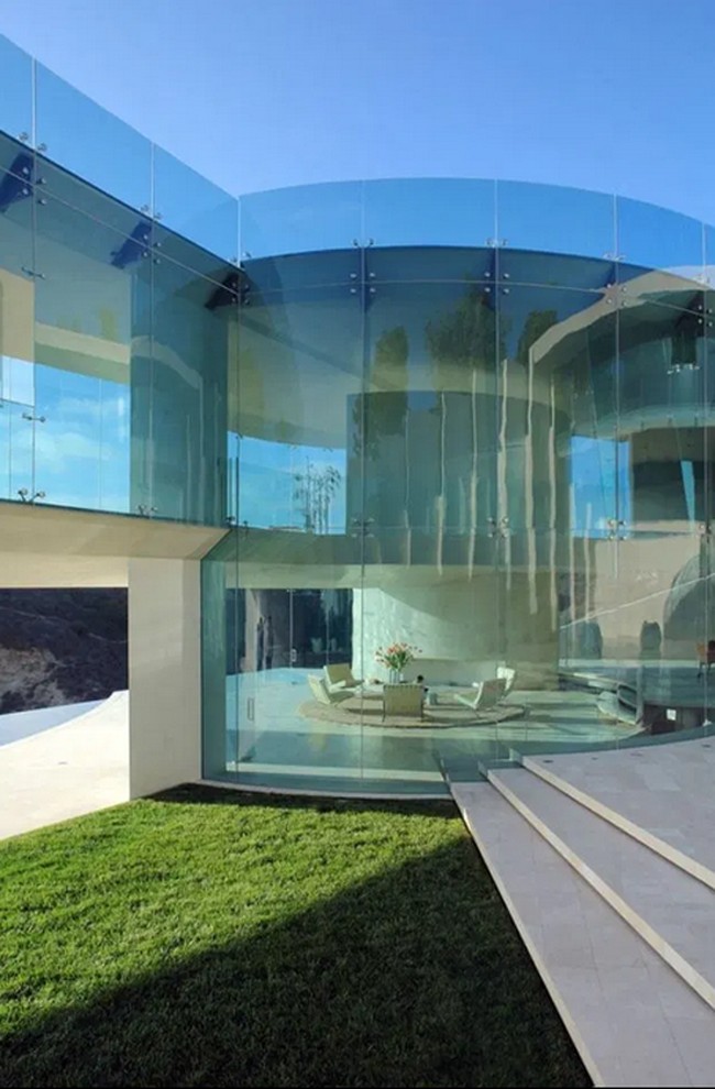 Seperti dikutip dari The Sun, desain rumah ini kabarnya terinspirasi dari rumah Tony Starks alias Iron Man di film-film Marvel. Sebagian besar rumah terbuat dari dinding kaca yang memang mirip markas Avengers. Foto: istimewa/The Sun