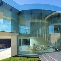 Seperti dikutip dari The Sun, desain rumah ini kabarnya terinspirasi dari rumah Tony Starks alias Iron Man di film-film Marvel. Sebagian besar rumah terbuat dari dinding kaca yang memang mirip markas Avengers. Foto: istimewa/The Sun