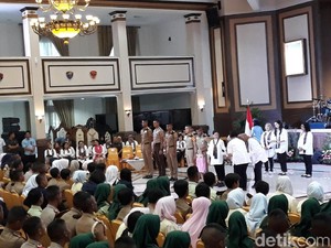 Lempar Pertanyaan Soal Narkoba, Iriana Bagi-bagi Laptop ke Taruna