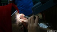 Warga harus melalui sejumlah tahapan dalam memeriksakan kesehatan matanya.