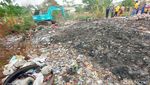 Alat Berat Dikerahkan Bersihkan Sampah di Kali Jambe Bekasi