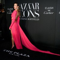 Harpers Bazaar Icon Party 2019 yang digelar di The Plaza, New York City, AS, Jumat (6/9/2019), menghadirkan para model ternama. Salah satunya Alessandra Ambrosio yang menebar pesona dengan gaun pink backless yang seksi. (Foto: Getty Images)
