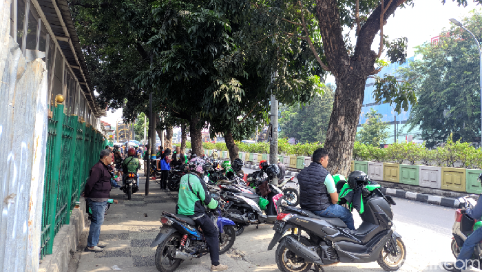 Ojol parkir di trotoar kawasan Stasiun Pasar Minggu