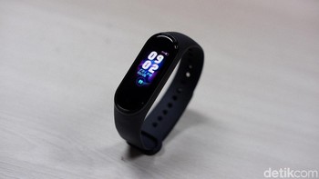 Gelang pintar ini bisa dibawa menyelam hingga kedalaman 50 meter. Terdapat lubang mikrofone untuk voice commands. Sehingga gelang pintar ini bisa digunakan untuk mengontrol perangkat IoT. Foto: Adi Fida Rahman/detikINET