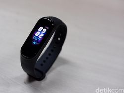 Unboxing Mi Band 4, Bawa Layar Warna Harga Tetap Murah
