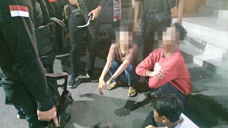 Kerap Palak Pedagang di Pasar Tomang, 4 Preman Ditangkap Polisi Kerap Palak Pedagang di Pasar Tomang, 4 Preman Ditangkap Polisi