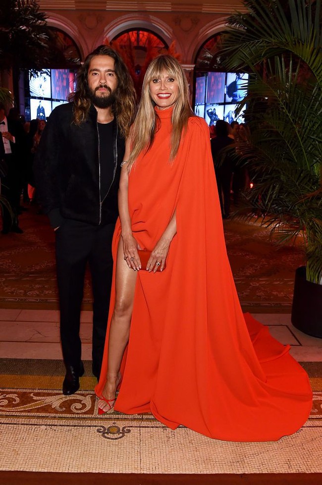 Sementara itu, Tom memilih busana serba hitam. Personel band Tokio Hotel itu menyempurnakan gayanya dengan jaket bomber berpotongan elegan. (Foto: Getty Images)