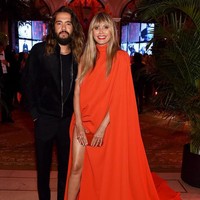 Sementara itu, Tom memilih busana serba hitam. Personel band Tokio Hotel itu menyempurnakan gayanya dengan jaket bomber berpotongan elegan. (Foto: Getty Images)