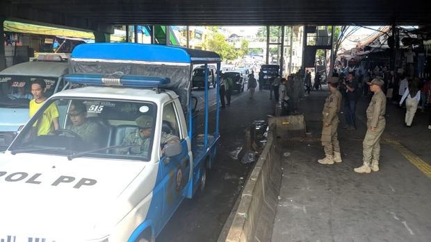 Sejumlah petugas Satpol PP juga berjaga-jaga di lokasi.