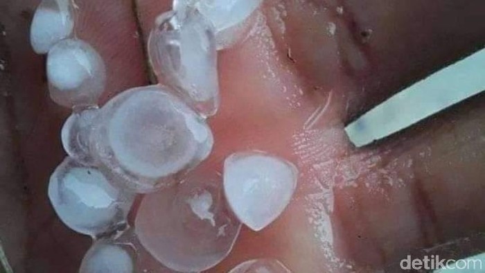 Hujan es batu di desa di Sigi, Sulteng