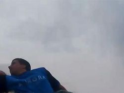 Detik-detik Pria Tangkap iPhone Terbang di Roller Coaster