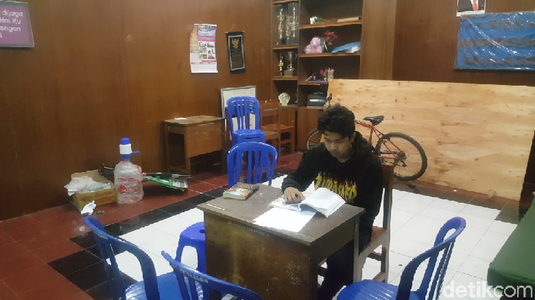 Menengok Ruangan Pelajar SMK yang Numpang Tinggal di Sekolah Menengok Ruangan Pelajar SMK yang Numpang Tinggal di Sekolah