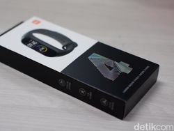 Unboxing Mi Band 4, Bawa Layar Warna Harga Tetap Murah