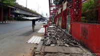Foto: Mereka tampak membongkar atap atau seng kios-kios itu. (Rahel-detikcom)