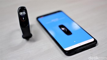 Mi Band 4 bisa digunakan baik bagi pengguna Android maupun iOS. Foto: Adi Fida Rahman/detikINET