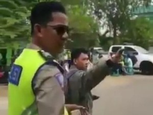 Viral! Dirazia Petugas, Pemuda Ini Malah Keluarkan Jurus Silat
