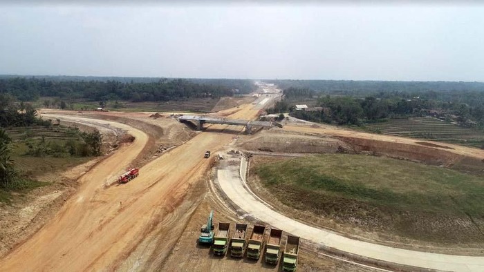Proyek jalan tol Serang-Panimbang di Banten sedang dibangun. Targetnya seksi 1 yang meliputi ruas Serang hingga Rangkasbitung rampung pertengahan 2020. Intip yuk proyekya.