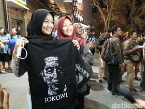 Senangnya Pengunjung Mal Solo Paragon Dapat Kaus dari Jokowi