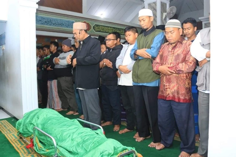 Sedang Menunggu Ibunya di Jalan, Santri di Kuningan Tewas Ditusuk Sedang Menunggu Ibunya di Jalan, Santri di Kuningan Tewas Ditusuk
