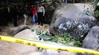 Polisi juga mengamankan barang bukti berupa sebuah golok sepanjang 39 cm dari tangan pelaku.