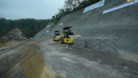 Bendungan Sidan adalah bendungan tipe Zonel dengan Inti Tegak memiliki Panjang puncak 158 meter serta lebar puncak 8,5 meter yang sumber airnya berasal dari Sungai Ayung. Bendungan juga dilengkapi terowongan pengelak sepanjang 555 meter dengan diameter 5 meter yang berfungsi untuk pengendali banjir dari debit masuk sebesar 405,09 m/detik menjadi 138,20 m/detik debit keluar. Pool/Kementerian PUPR.