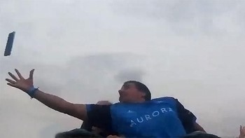 Arah jatuh iPhone bahkan membuat Samuel Kempf harus meregangkan tubuh ala kiper di laga sepakbola saja. (Foto: sirsammy 15 via Boredpanda.com)