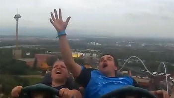 Ia melihat sebuah iPhone meluncur jatuh dan secara refleks berusaha menggapainya. (Foto: sirsammy 15 via Boredpanda.com)