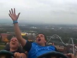 Detik-detik Pria Tangkap iPhone Terbang di Roller Coaster